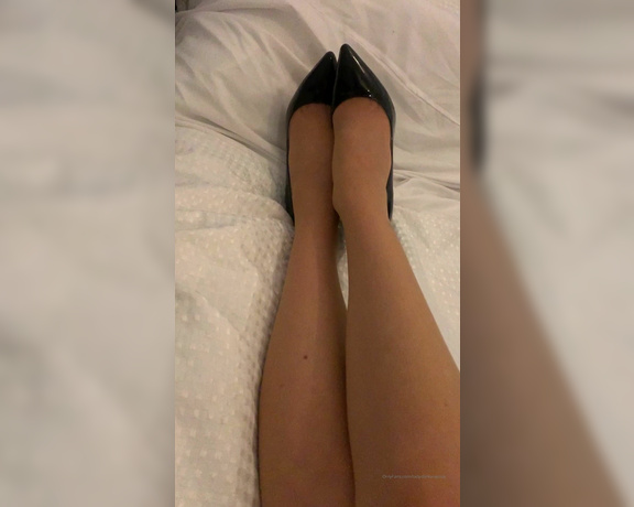 Lady Dark Angel aka Ladydarkangeluk Onlyfans - Who wants to worship my legs and shoes