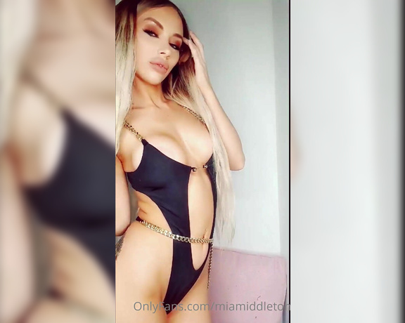 Mia Middleton aka miamiddleton OnlyFans - Dancing around like a twat again dont mind