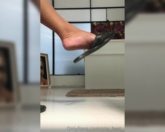 Ste Feet aka ste_feet_ OnlyFans - Um delicioso dangling de mule ate cair aps horas de caminhada hahaha E essa solinha levemente