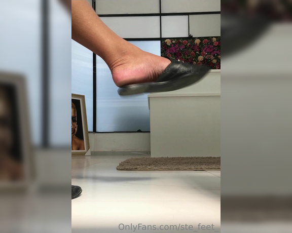 Ste Feet aka ste_feet_ OnlyFans - Um delicioso dangling de mule ate cair aps horas de caminhada hahaha E essa solinha levemente