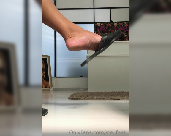 Ste Feet aka ste_feet_ OnlyFans - Um delicioso dangling de mule ate cair aps horas de caminhada hahaha E essa solinha levemente