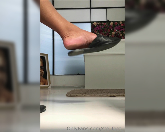 Ste Feet aka ste_feet_ OnlyFans - Um delicioso dangling de mule ate cair aps horas de caminhada hahaha E essa solinha levemente