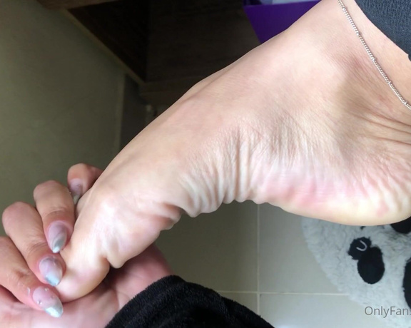 Ste Feet aka ste_feet_ OnlyFans - Enquanto isso, olha essas solinhas hidratadas