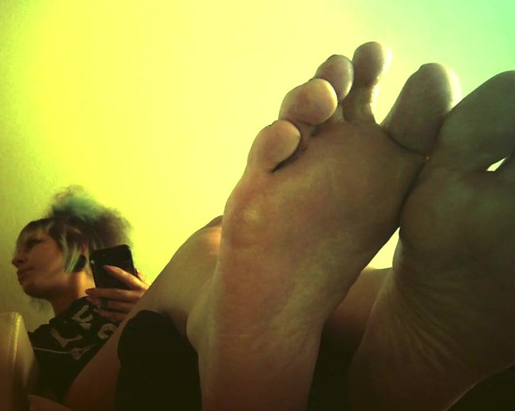 Goddess Lacey aka goddesslacey OnlyFans - A dreamy foot ignore~~