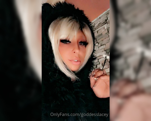 Goddess Lacey aka goddesslacey OnlyFans - Smoke with