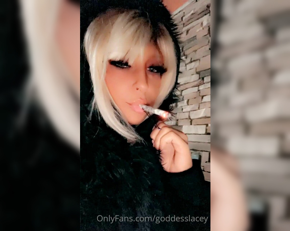 Goddess Lacey aka goddesslacey OnlyFans - Smoke with