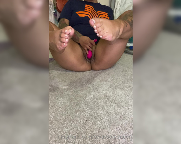 Texas Sole Queen aka texassolequeen OnlyFans - Vibrator play with my feet in the air