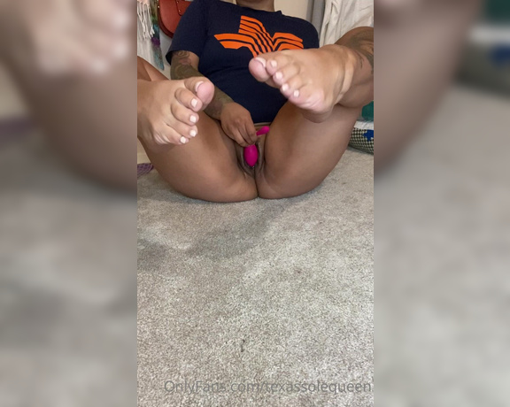 Texas Sole Queen aka texassolequeen OnlyFans - Vibrator play with my feet in the air