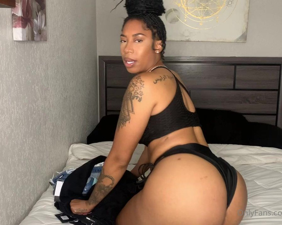 Ebonykinkyqueen aka ebonykinkyqueen OnlyFans - TIP $10 FOR FULL CLIP You’re SO SCARED to admit you fantasize about big veiny black