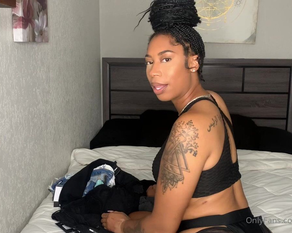 Ebonykinkyqueen aka ebonykinkyqueen OnlyFans - TIP $10 FOR FULL CLIP You’re SO SCARED to admit you fantasize about big veiny black