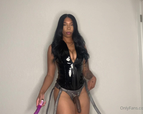 Ebonykinkyqueen aka ebonykinkyqueen OnlyFans - G APING & training your wet asshole with different size toys & dildos is KEY