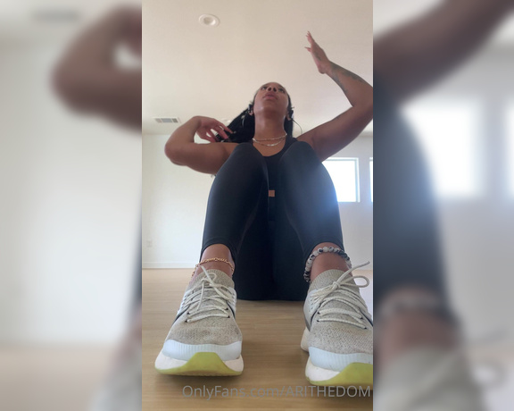 Ebonykinkyqueen aka ebonykinkyqueen OnlyFans - Lick my big feet clean after yoga