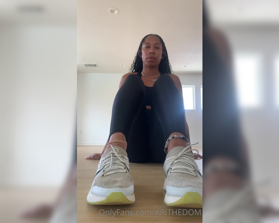 Ebonykinkyqueen aka ebonykinkyqueen OnlyFans - Lick my big feet clean after yoga