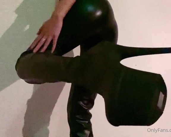 Goddess Kinkerbell aka kinkerbellx OnlyFans - These leather leggings from J has made so many boys ache & drip so here’s