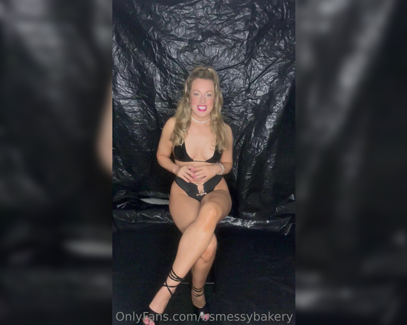 Bsmessybakery aka bsmessybakery OnlyFans -  Dressed in my bikini & heels about to get messy Just wanted to say