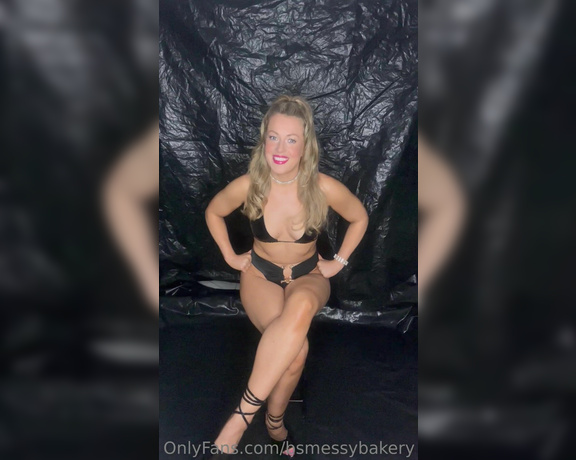 Bsmessybakery aka bsmessybakery OnlyFans -  Dressed in my bikini & heels about to get messy Just wanted to say