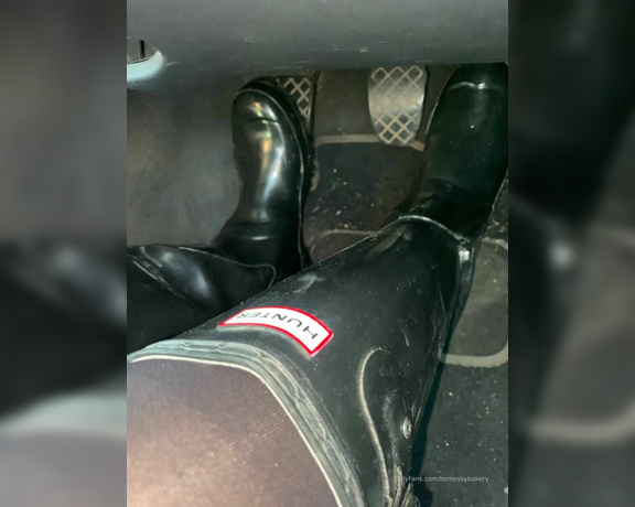 Bsmessybakery aka bsmessybakery OnlyFans - Driving to work in my tights and wellies