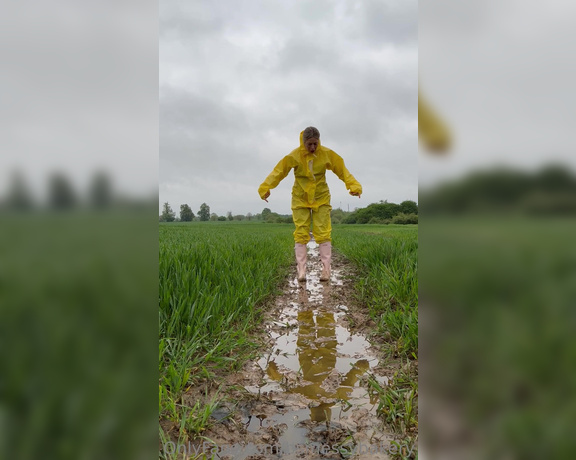 Bsmessybakery aka bsmessybakery OnlyFans - My muddy humiliation dressed in a yellow hazmat suit and pink hunter wellies boots