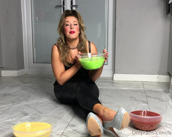 Bsmessybakery aka bsmessybakery OnlyFans - A big bowl of fluorescent green gunge tipped straight over my head wearing tight black