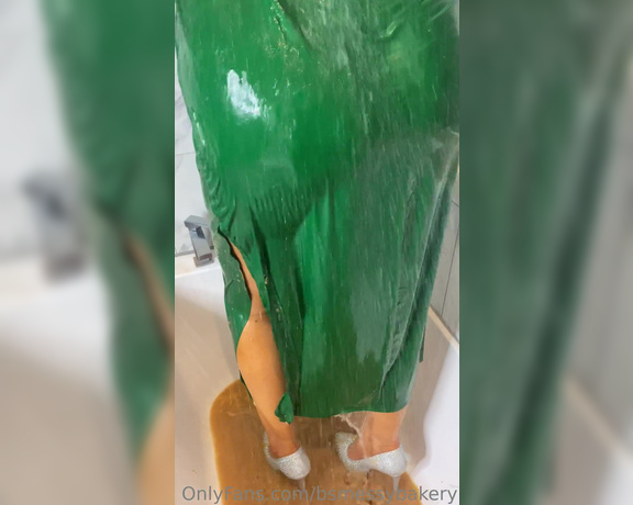 Bsmessybakery aka bsmessybakery OnlyFans - Shower time in my green satin dress & sparkly Jimmy Choo shoes This felt