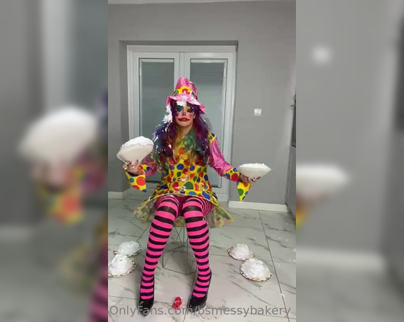 Bsmessybakery aka bsmessybakery OnlyFans - A nice big pie sandwich for this very humiliated clown  !! This