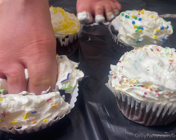 Bsmessybakery aka bsmessybakery OnlyFans - My playful pretty green toes smothering 4 tasty chocolate cup cakes, with my scrunching soles