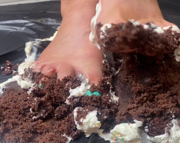 Bsmessybakery aka bsmessybakery OnlyFans - My playful pretty green toes smothering 4 tasty chocolate cup cakes, with my scrunching soles