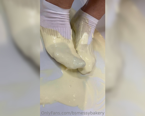 Bsmessybakery aka bsmessybakery OnlyFans - 5 minutes of my gleaming white ankle socks having fun and getting messy