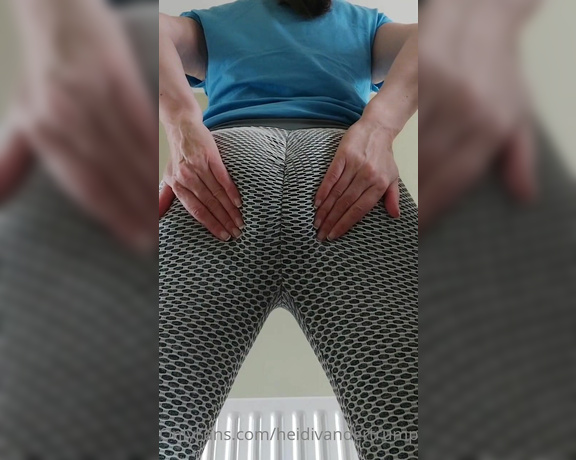 Heidi Foxx aka heidivandertrump OnlyFans - Teasing you with my ass in tight leggings