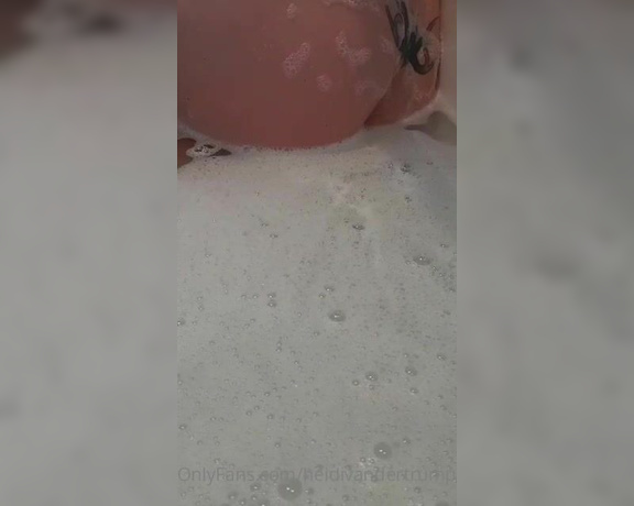 Heidi Foxx aka heidivandertrump OnlyFans - Bath time