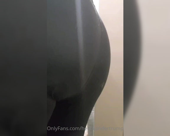 Heidi Foxx aka heidivandertrump OnlyFans - Farting in leggings compilation