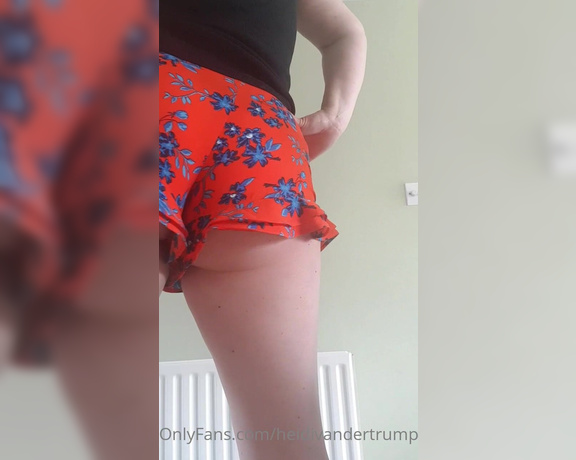 Heidi Foxx aka heidivandertrump OnlyFans - Love wearing shorts when the weather is good! Plus easy access for a quick snifter too