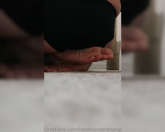 Heidi Foxx aka heidivandertrump OnlyFans - Sniff my ass then Im gonna push my feet in your face