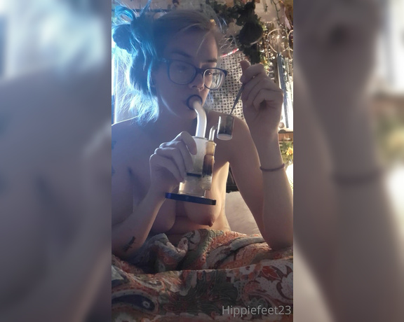 Hippiefeet23 aka hippiefeet23 OnlyFans - Good morning sleepy head This is one of my last dabs I just wanna save more