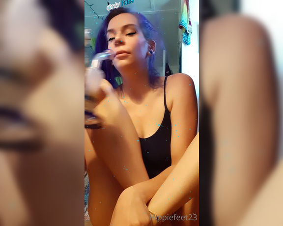 Hippiefeet23 aka hippiefeet23 OnlyFans - I tried to do a live on here and it didnt work but it did