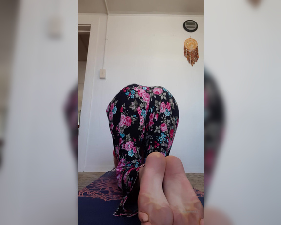 Hippiefeet23 aka hippiefeet23 OnlyFans - My lower back has been killing me so I took some time to stretch today Whos