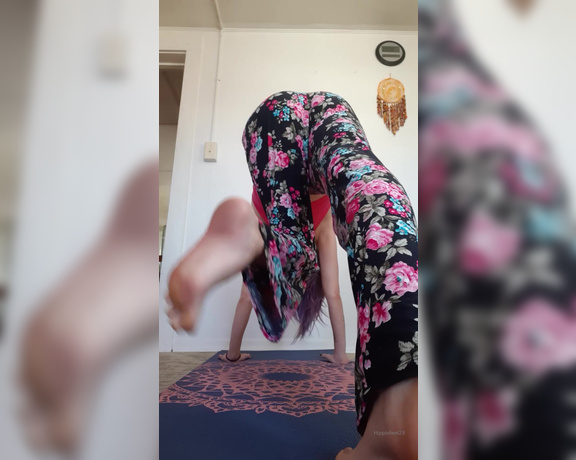 Hippiefeet23 aka hippiefeet23 OnlyFans - My lower back has been killing me so I took some time to stretch today Whos