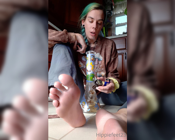 Hippiefeet23 aka hippiefeet23 OnlyFans - High lmfao