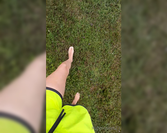 Hippiefeet23 aka hippiefeet23 OnlyFans - Grounding before the rain cant wait to soak up some mud in the morning! Hope you