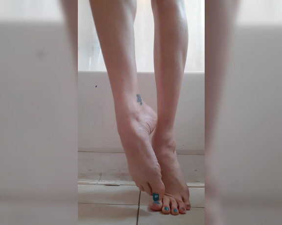 Hippiefeet23 aka hippiefeet23 OnlyFans - Strip tease