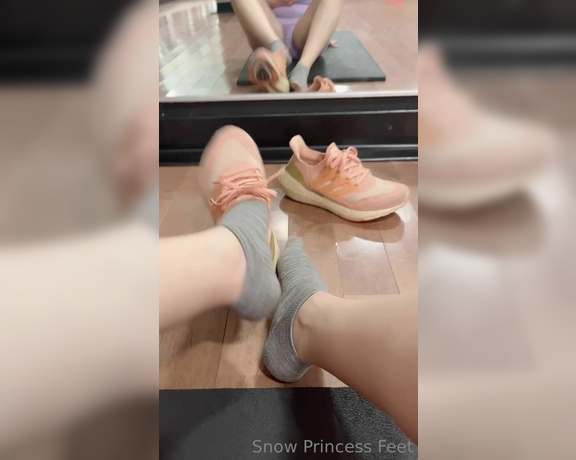 SnowPrincess aka snowpriness OnlyFans - Gonna put your nose into this stinky gym socks