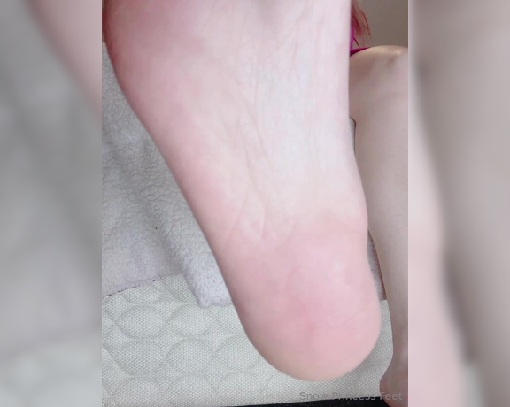 SnowPrincess aka snowpriness OnlyFans - That dirty sole needs some clean