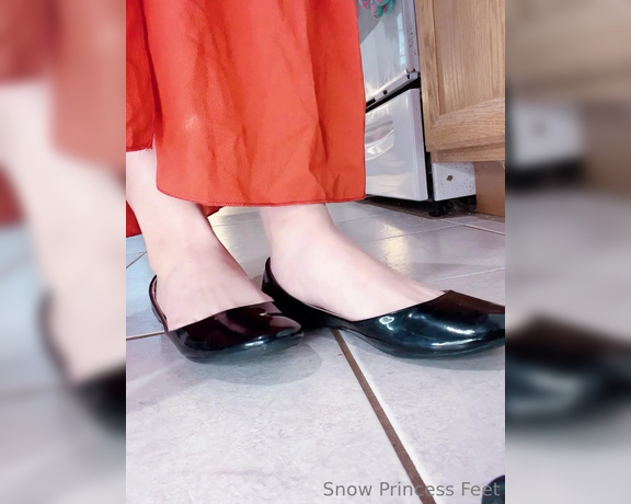 SnowPrincess aka snowpriness OnlyFans - Extremely toe movement inside flats Can you even handle it Turn on your volume