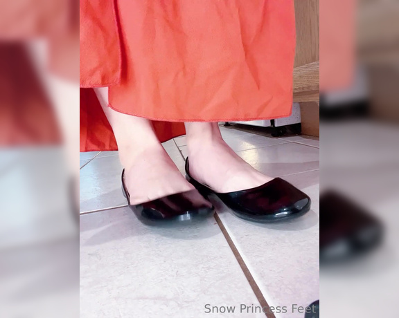 SnowPrincess aka snowpriness OnlyFans - Extremely toe movement inside flats Can you even handle it Turn on your volume