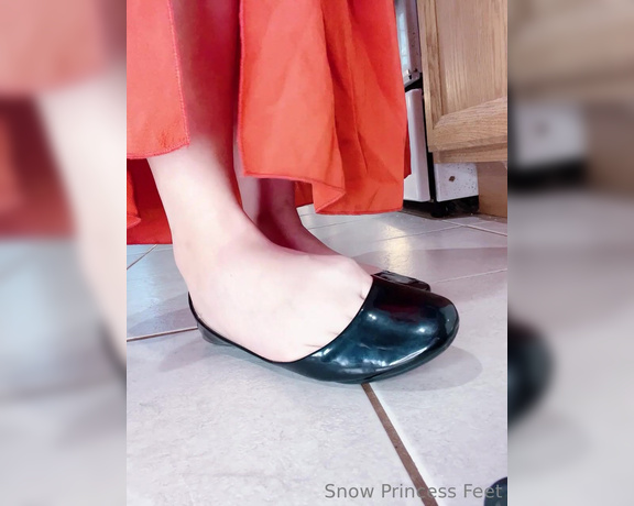 SnowPrincess aka snowpriness OnlyFans - Extremely toe movement inside flats Can you even handle it Turn on your volume