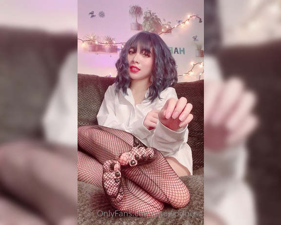 SnowPrincess aka snowpriness OnlyFans - Oh I just realized that the black nail color goes along so well with the fishnet