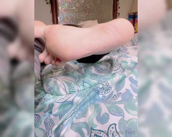 SnowPrincess aka snowpriness OnlyFans - Socks and soles