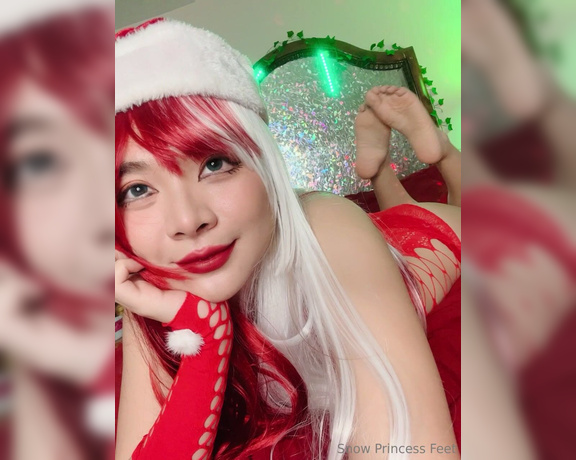 SnowPrincess aka snowpriness OnlyFans - Wiggle from far away How good your eyes are