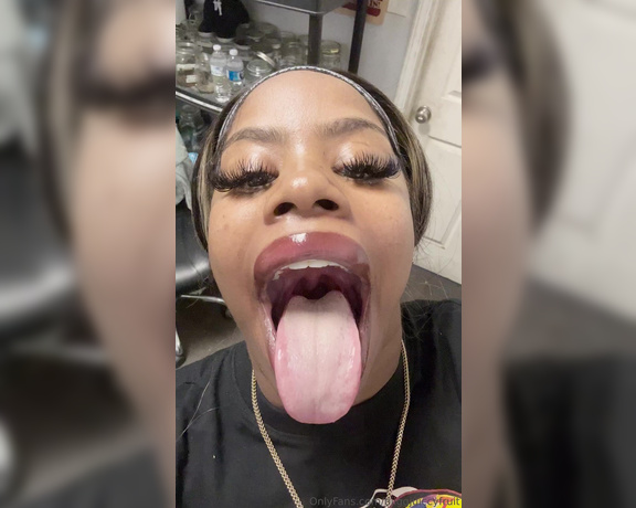 Biiggjuiccyfruit aka biiggjuiccyfruit OnlyFans - Wide open mouth