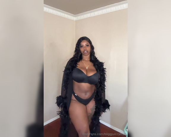 Biiggjuiccyfruit aka biiggjuiccyfruit OnlyFans - Juicy goddess